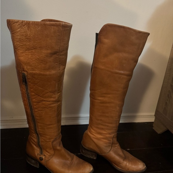 Elegant Brown Leather Heeled Boots - Picture 3 of 12
